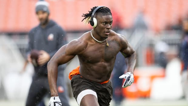 Cleveland Browns tight end David Njoku runs a route during warmups.